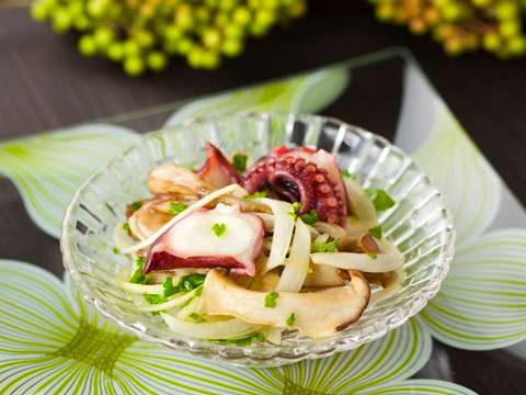 タコと焼き茸のハーブマリネのレシピ 作り方 Happy Recipe ヤマサ醤油のレシピサイト