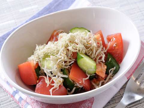 カリカリじゃことトマトのとろろ昆布サラダのレシピ 作り方 Happy Recipe ヤマサ醤油のレシピサイト
