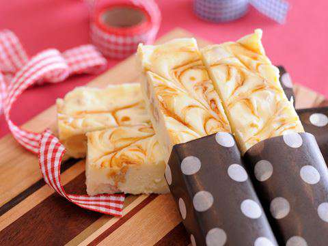 ホワイトチョコとマーブルしょうゆのチーズケーキバーのレシピ 作り方 Happy Recipe ヤマサ醤油のレシピサイト