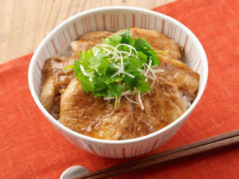 ピリ辛ぽん酢 豚丼のレシピ 作り方 Happy Recipe ヤマサ醤油のレシピサイト