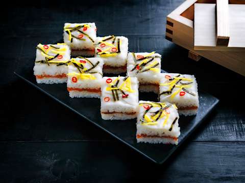 漬けサーモンと蕪の千枚漬けの押し寿司のレシピ 作り方 Happy Recipe ヤマサ醤油のレシピサイト