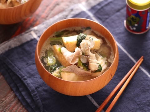 豚ばら厚揚げと小松菜のおかずみそ汁のレシピ 作り方 Happy Recipe ヤマサ醤油のレシピサイト