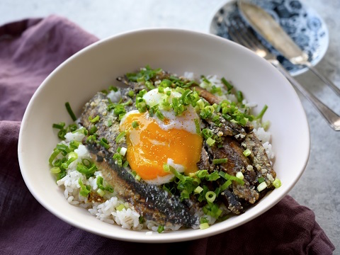 いわしのこれうま焼き丼のレシピ 作り方 Happy Recipe ヤマサ醤油のレシピサイト