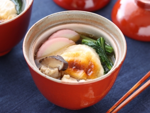 鶏肉と小松菜のお雑煮のレシピ 作り方 Happy Recipe ヤマサ醤油のレシピサイト